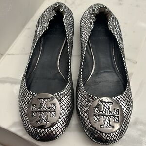 Tory Burch Reva Ballet Flat Shoe. Metallic silver Gently Worn Size 7.5
